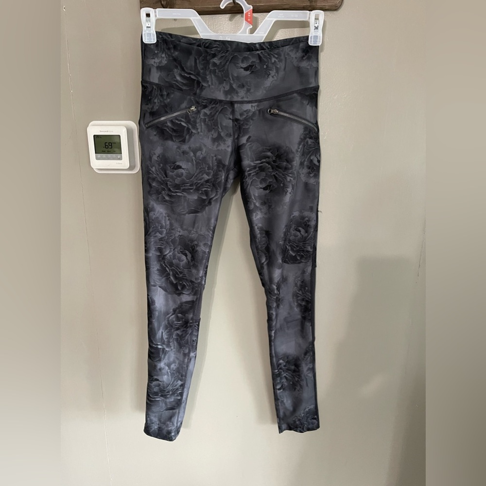 Flower print leggings with zipper pockets size small